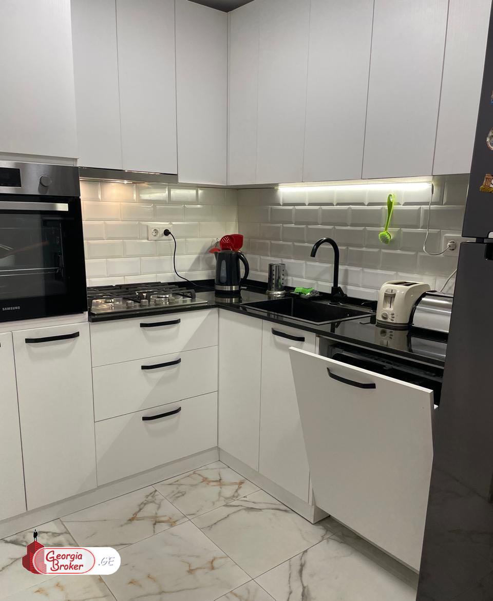 продается квартира с новым ремонтом 3-комнаты