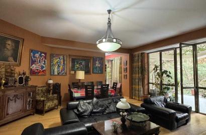 იყიდება ახალი გარემონტებული 5 ოთახიანი ბინა