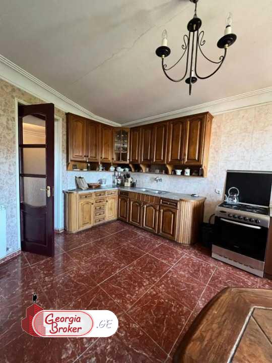 продается квартира с новым ремонтом 8-комнат