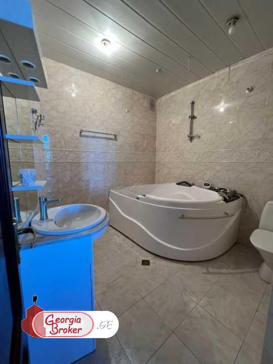 продается квартира с новым ремонтом 8-комнат