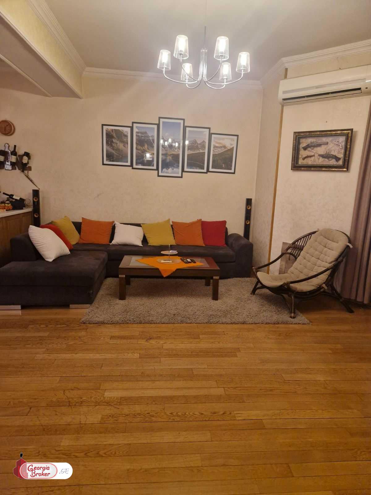 продается квартира с новым ремонтом 4-комнаты