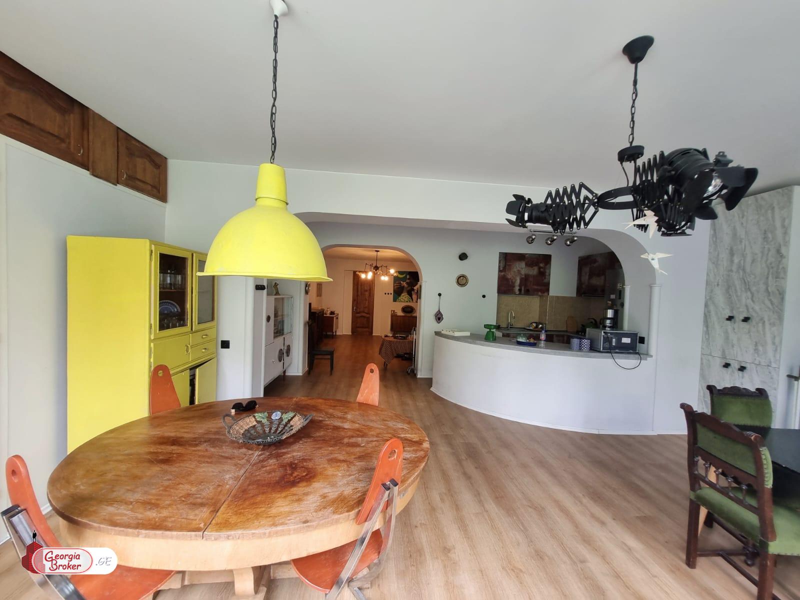 продается квартира с новым ремонтом 3-комнаты