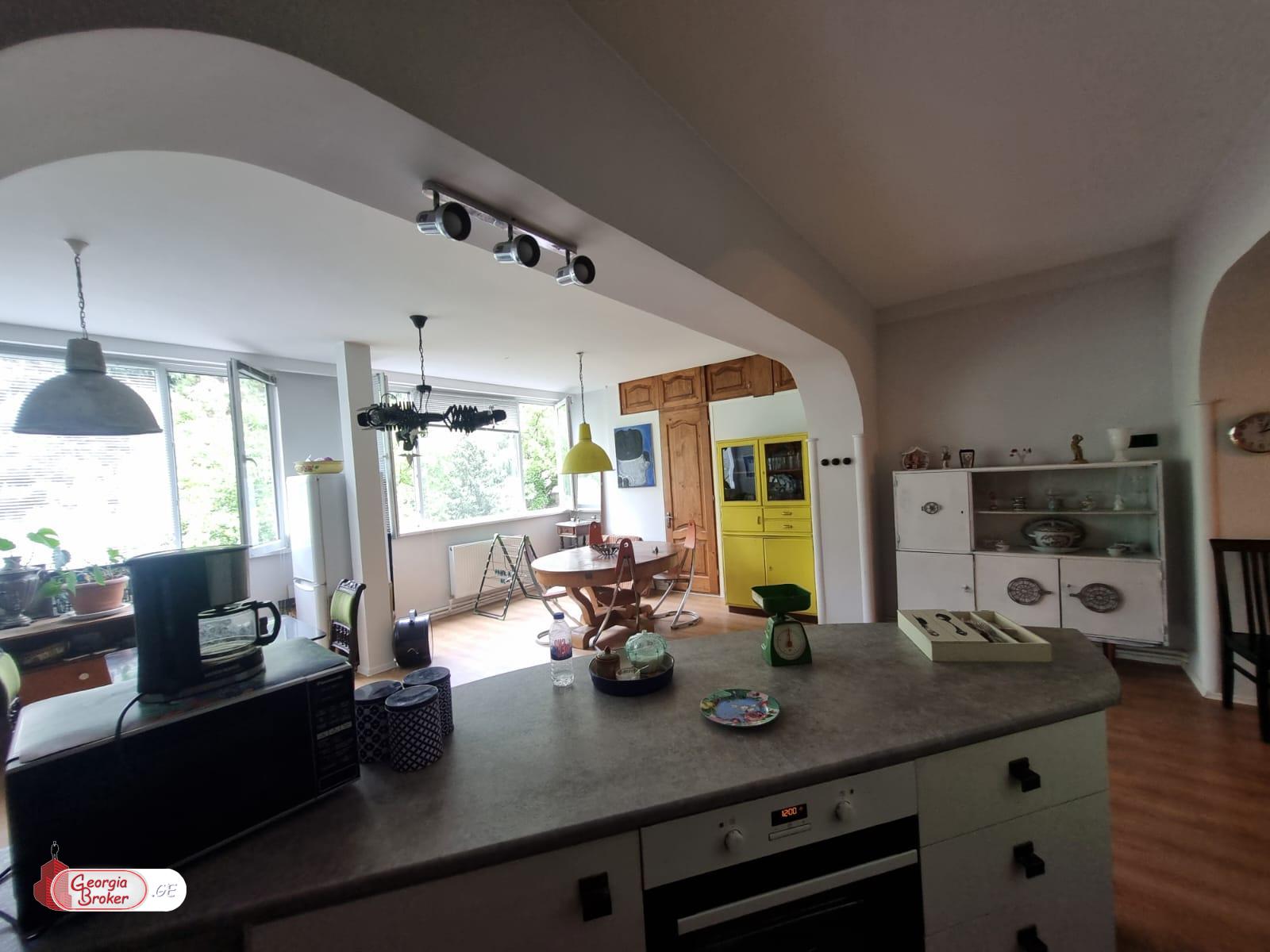 продается квартира с новым ремонтом 3-комнаты