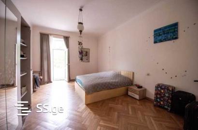 продается квартира с новым ремонтом 4-комнаты