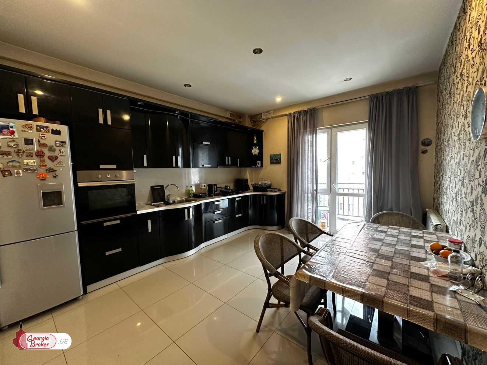 იყიდება ახალი გარემონტებული 6 ოთახიანი ბინა