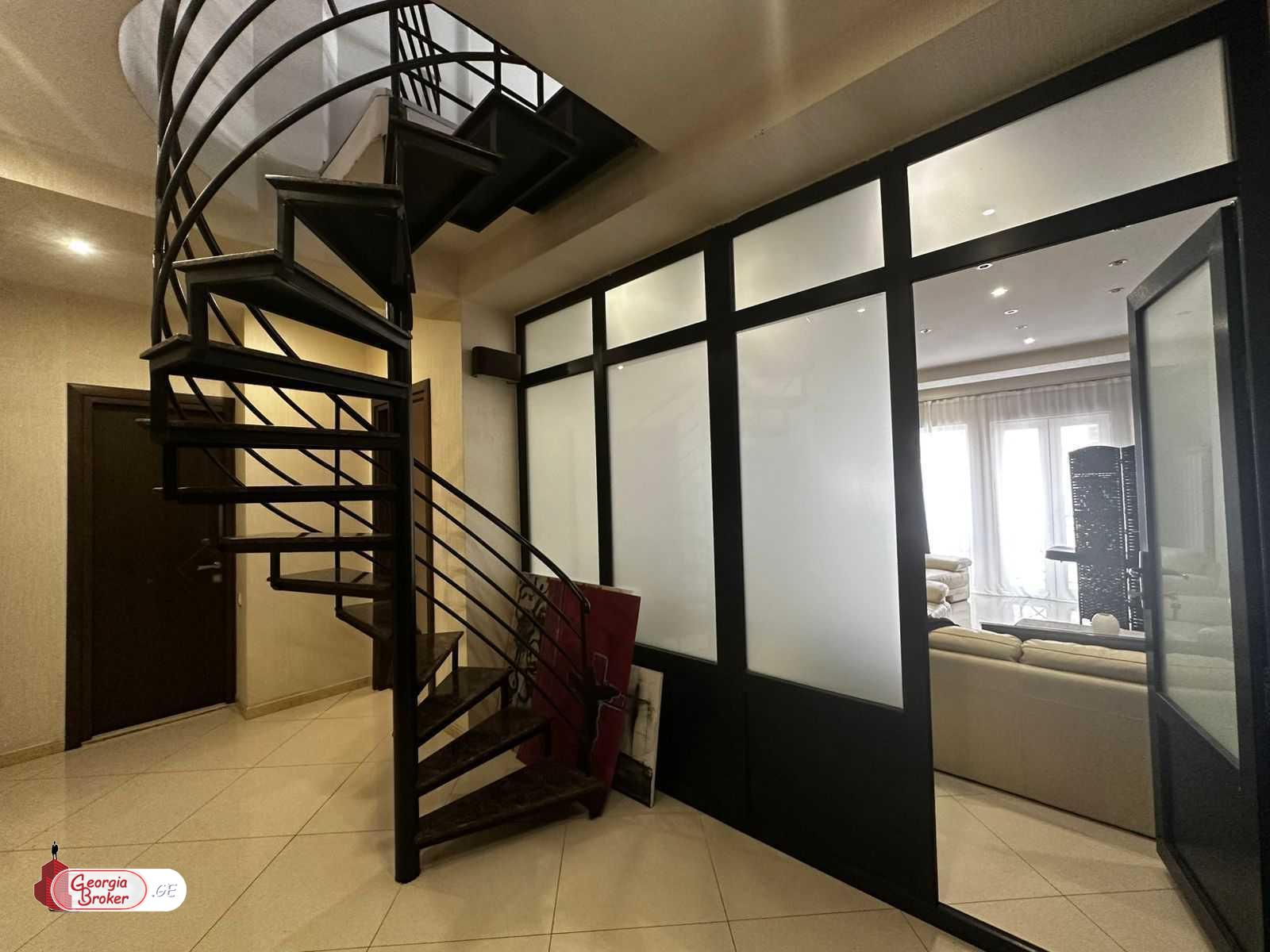 იყიდება ახალი გარემონტებული 6 ოთახიანი ბინა