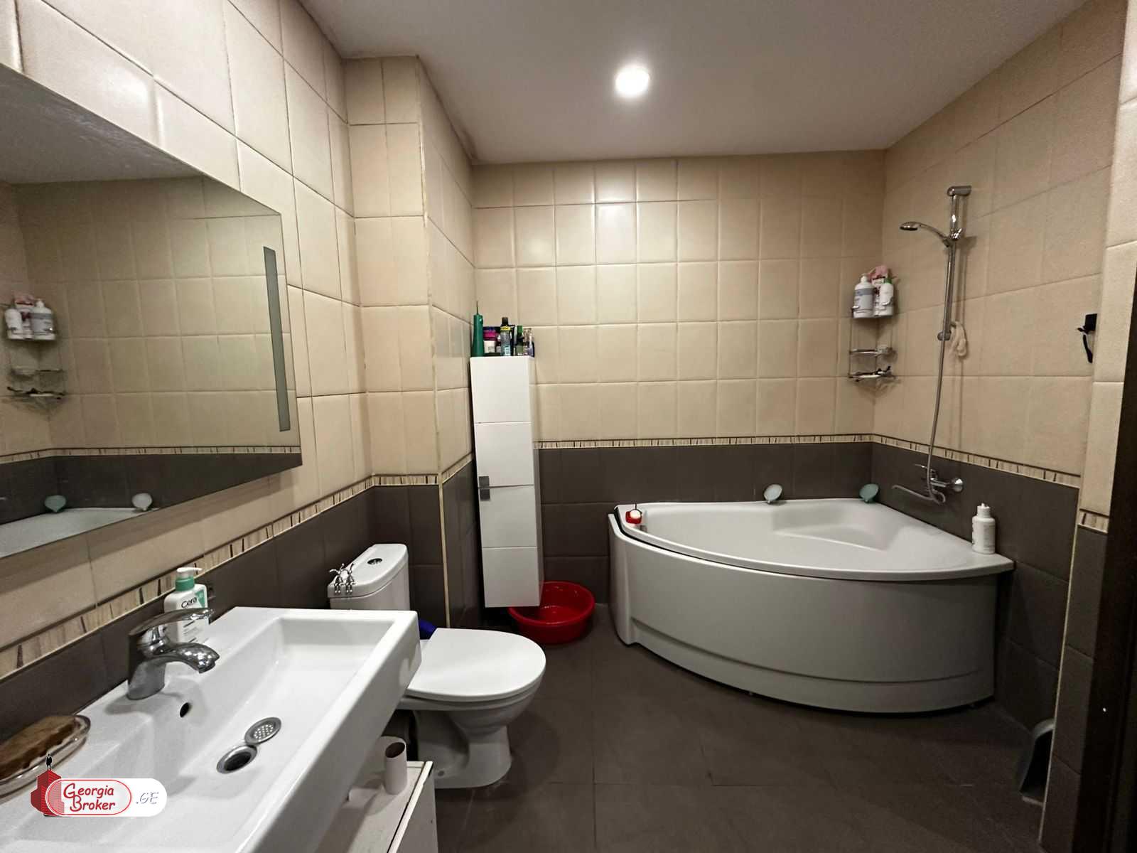 იყიდება ახალი გარემონტებული 6 ოთახიანი ბინა