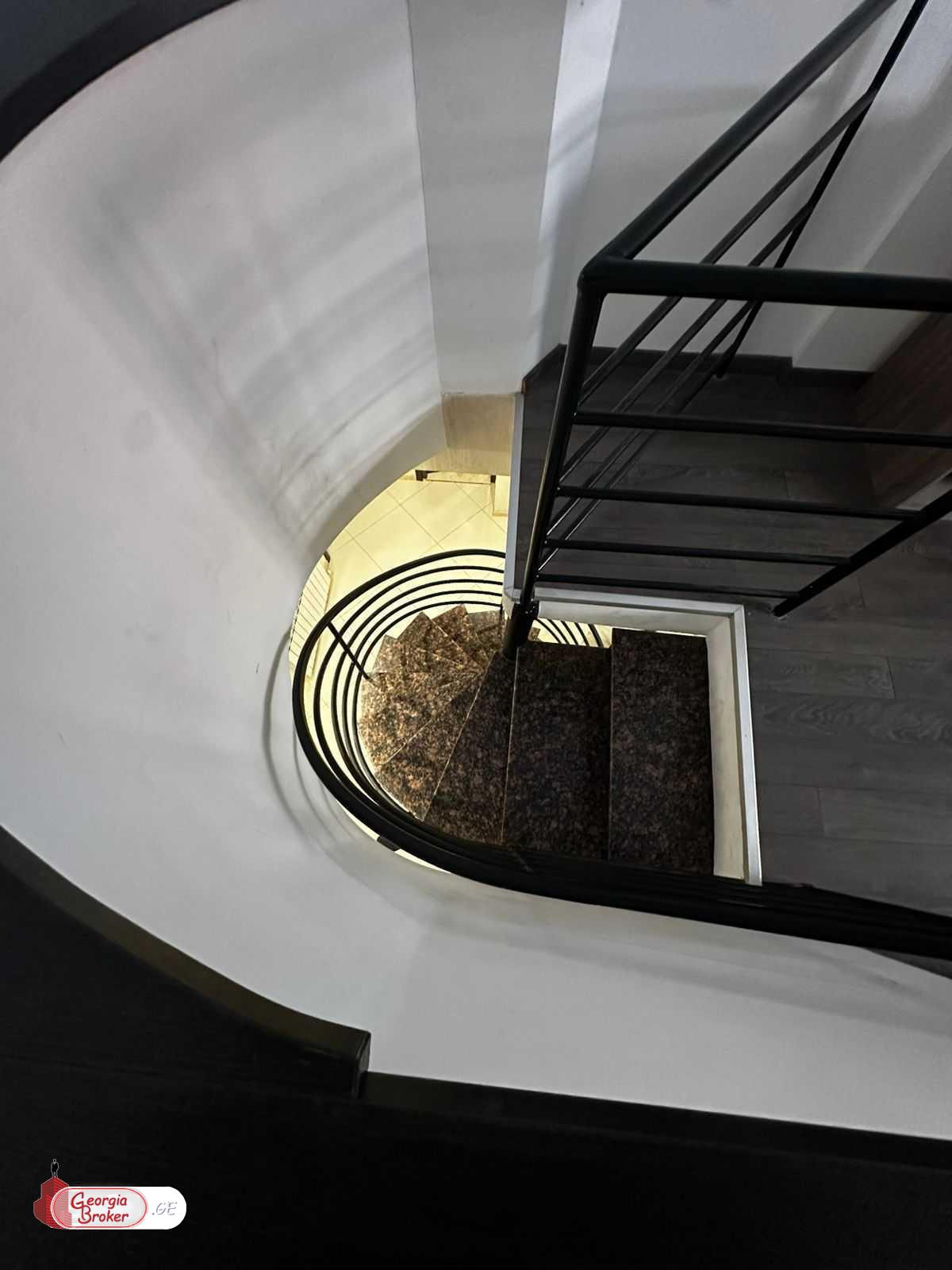 იყიდება ახალი გარემონტებული 6 ოთახიანი ბინა