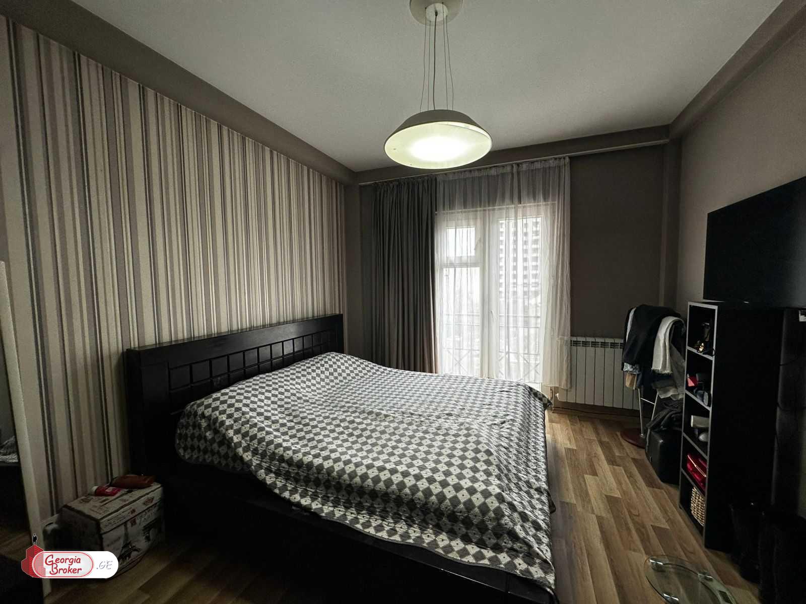 იყიდება ახალი გარემონტებული 6 ოთახიანი ბინა