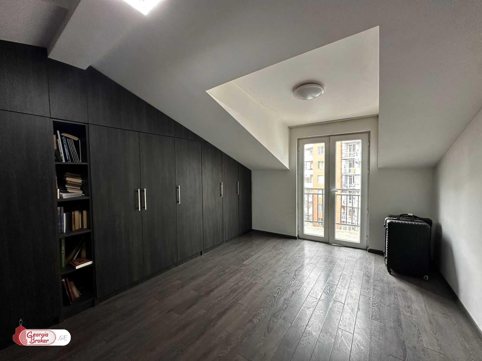 იყიდება ახალი გარემონტებული 6 ოთახიანი ბინა