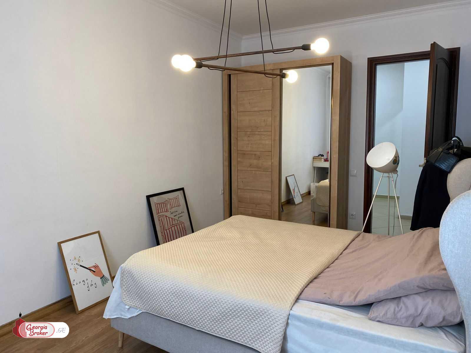 იყიდება ახალი გარემონტებული 5 ოთახიანი ბინა