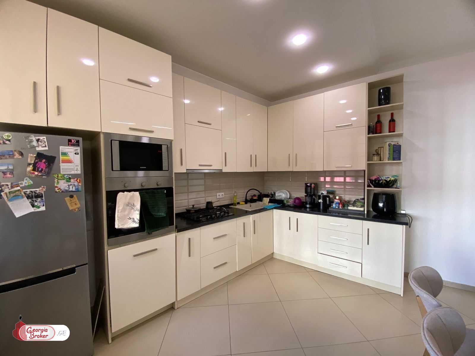 იყიდება ახალი გარემონტებული 5 ოთახიანი ბინა