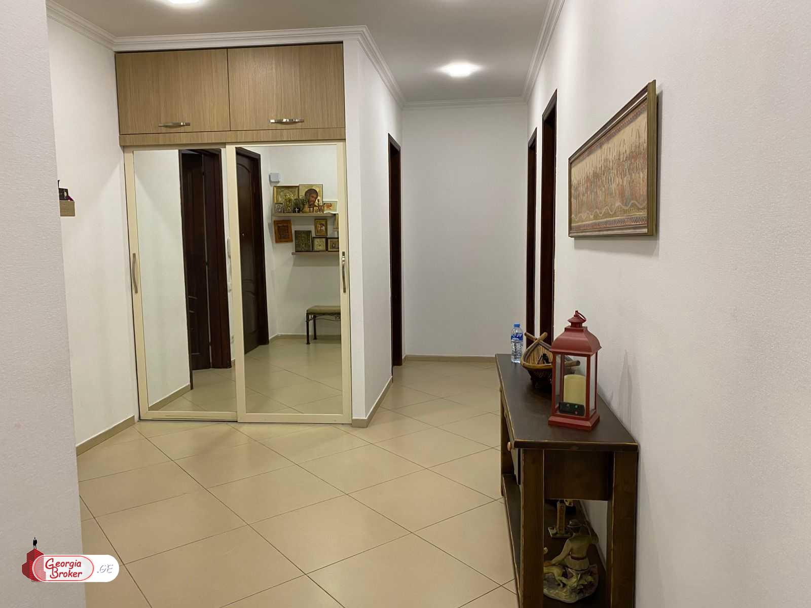 იყიდება ახალი გარემონტებული 5 ოთახიანი ბინა