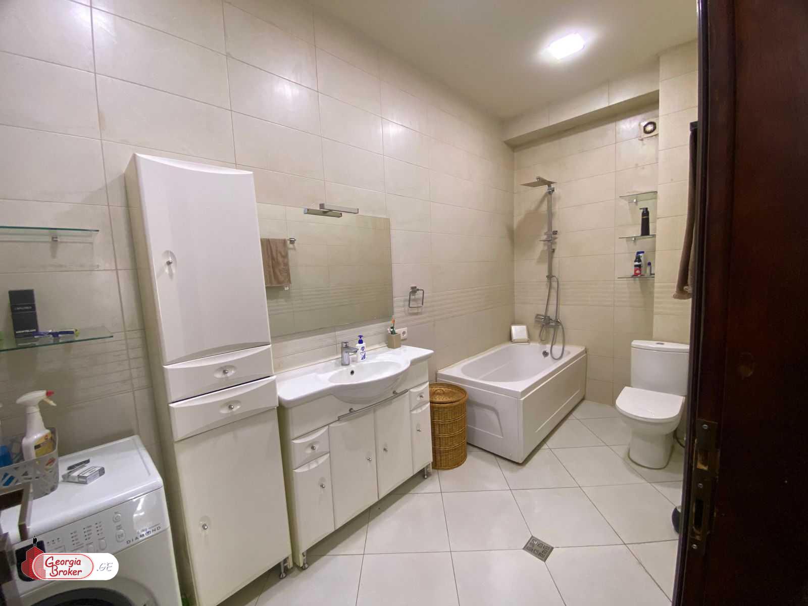 იყიდება ახალი გარემონტებული 5 ოთახიანი ბინა