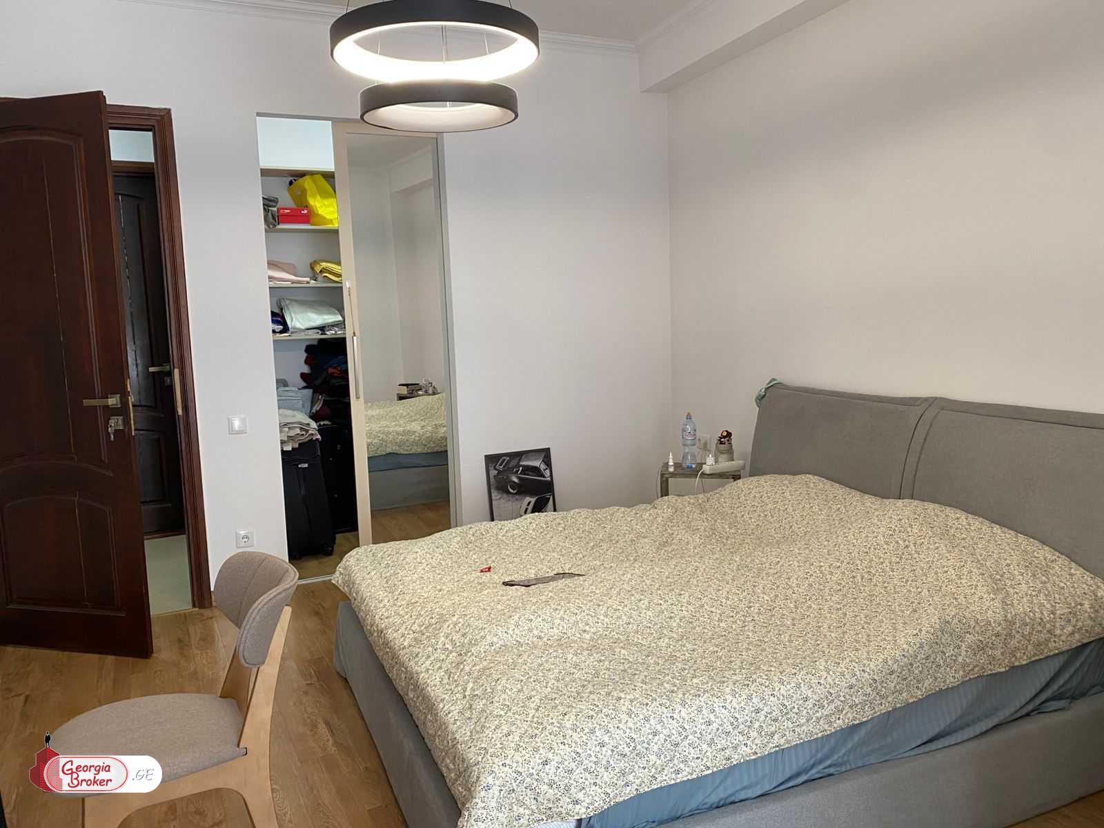 იყიდება ახალი გარემონტებული 5 ოთახიანი ბინა