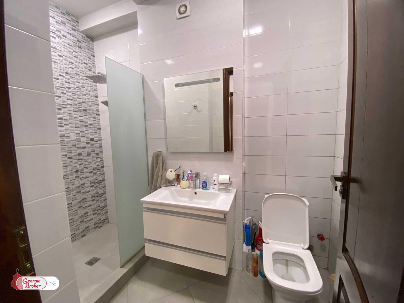 იყიდება ახალი გარემონტებული 5 ოთახიანი ბინა