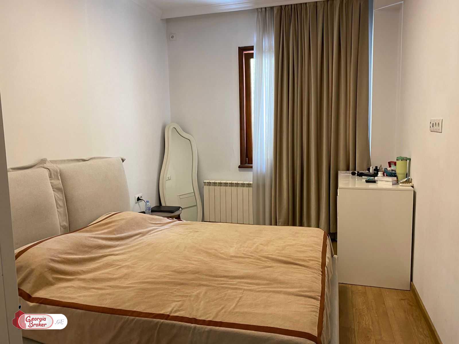 იყიდება ახალი გარემონტებული 5 ოთახიანი ბინა