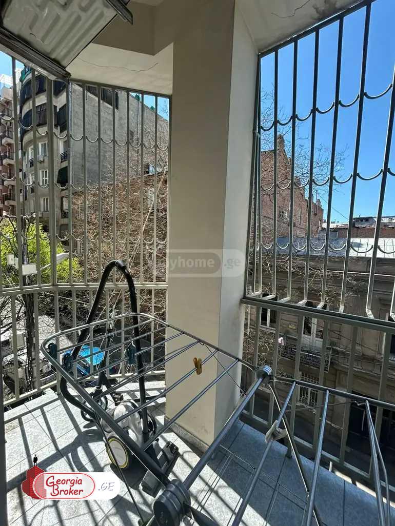 იყიდება ახალი გარემონტებული 5 ოთახიანი ბინა