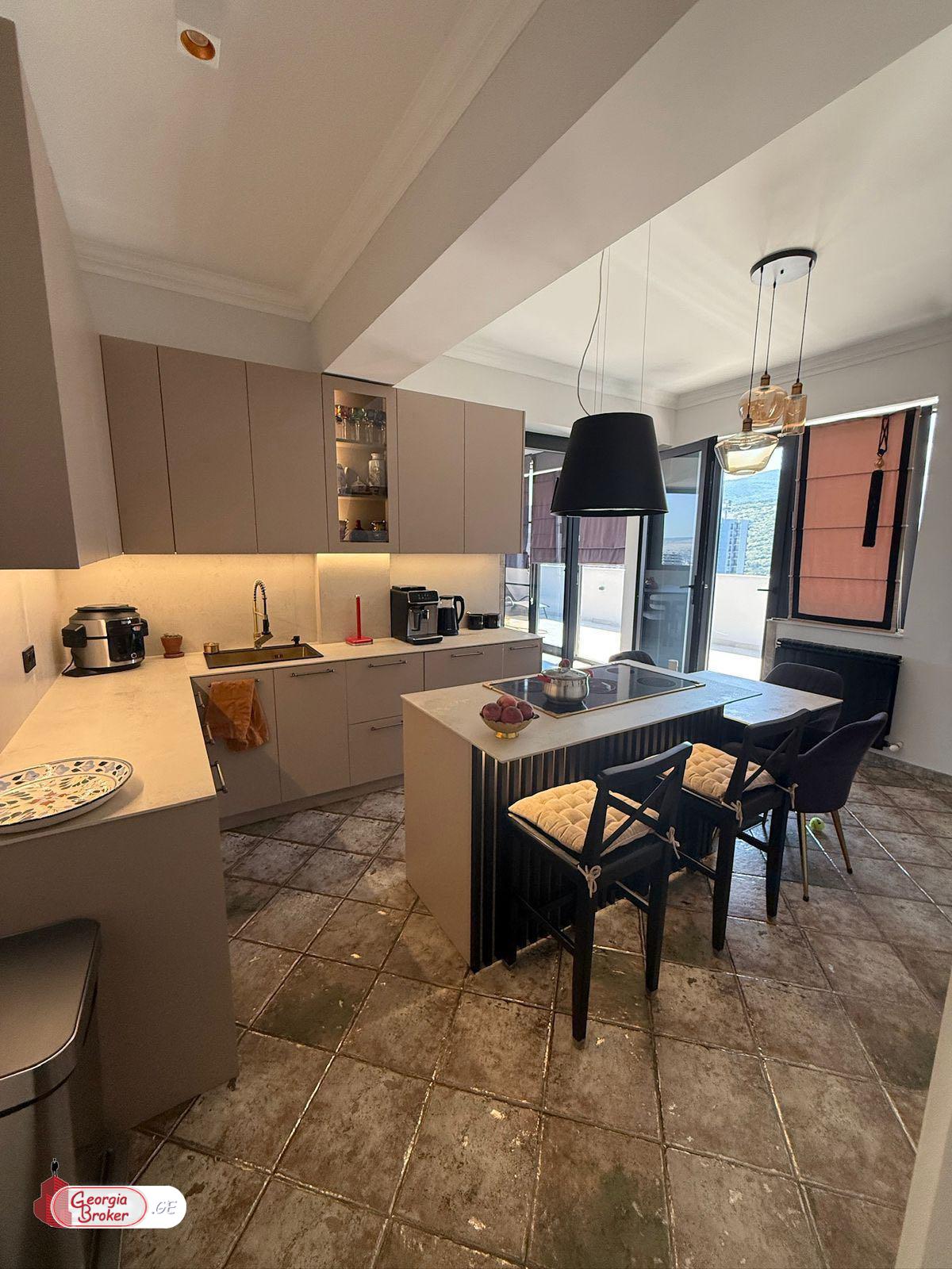 იყიდება ახალი გარემონტებული 6 ოთახიანი ბინა