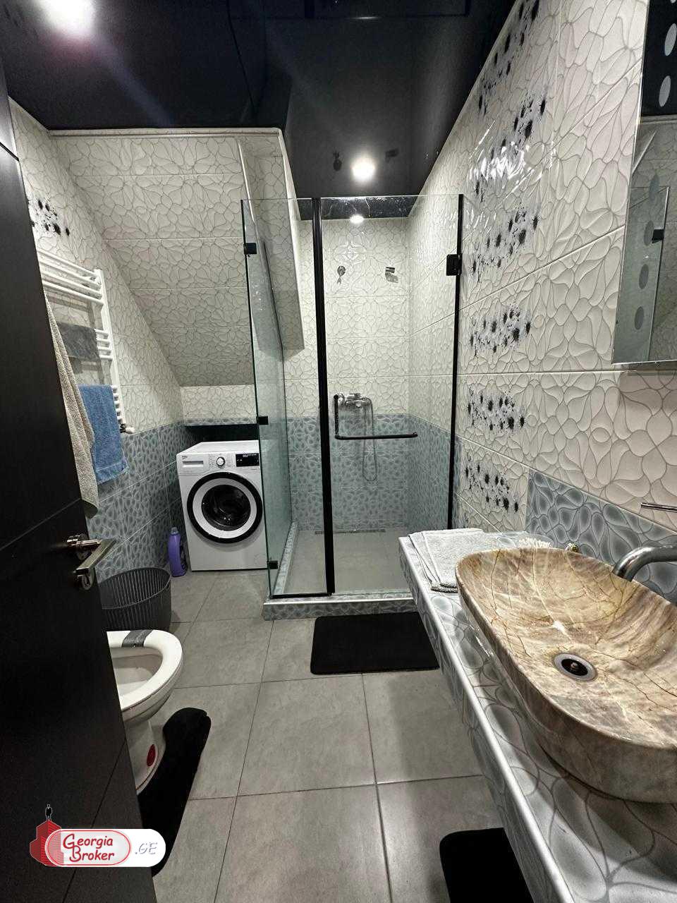 იყიდება ახალი გარემონტებული 5 ოთახიანი ბინა