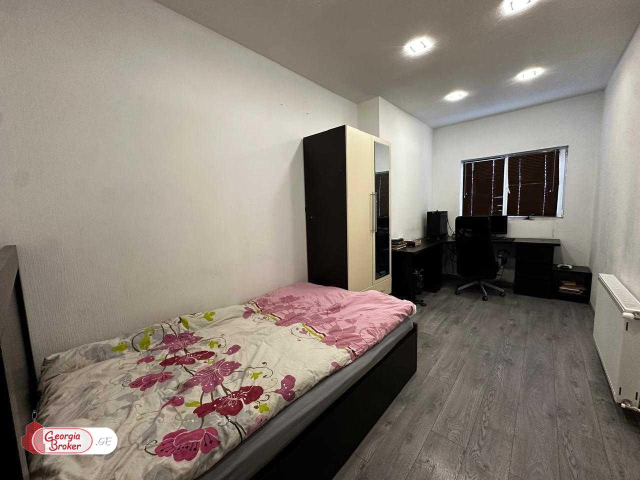 იყიდება ახალი გარემონტებული 5 ოთახიანი ბინა