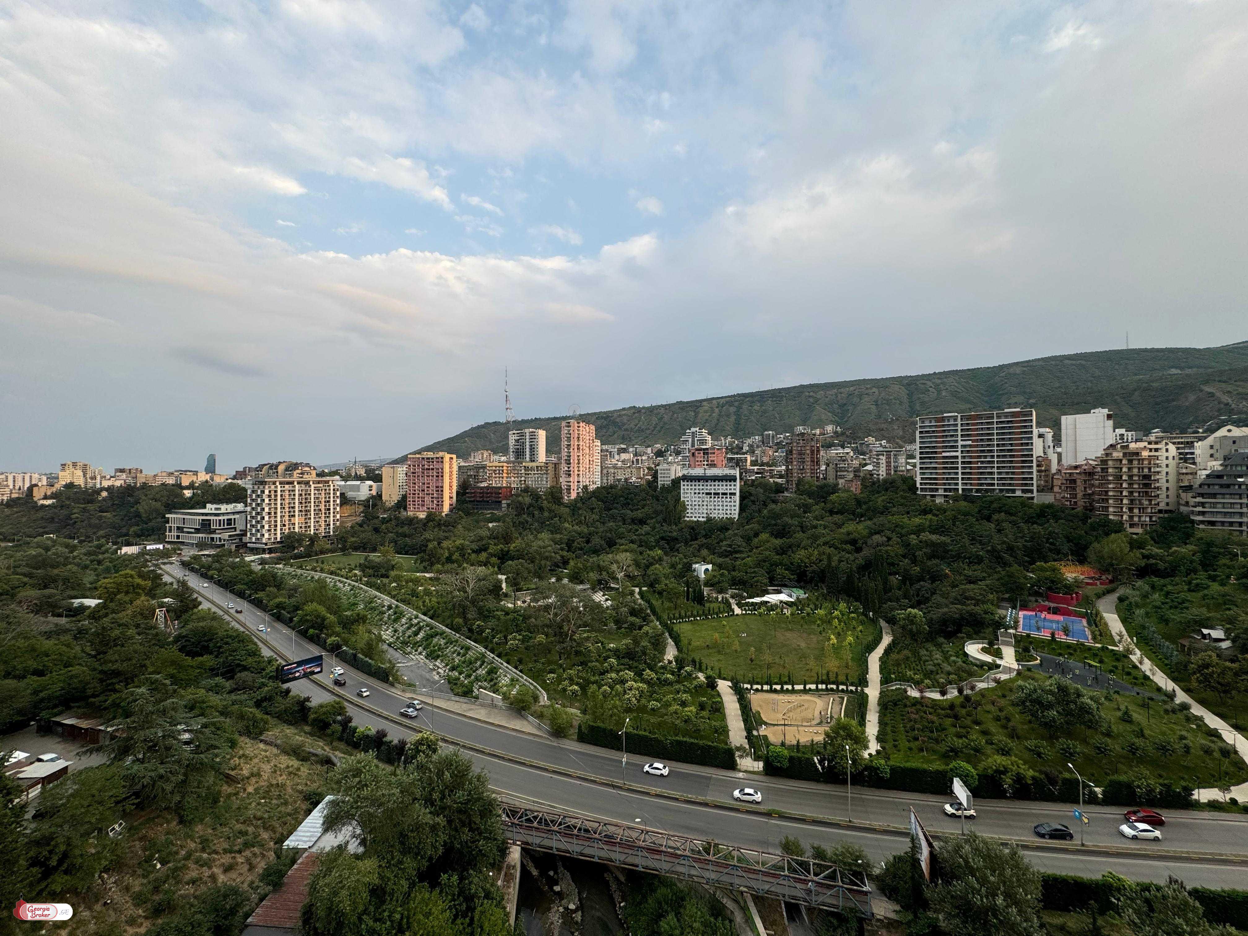 продается квартира с новым ремонтом 4-комнаты