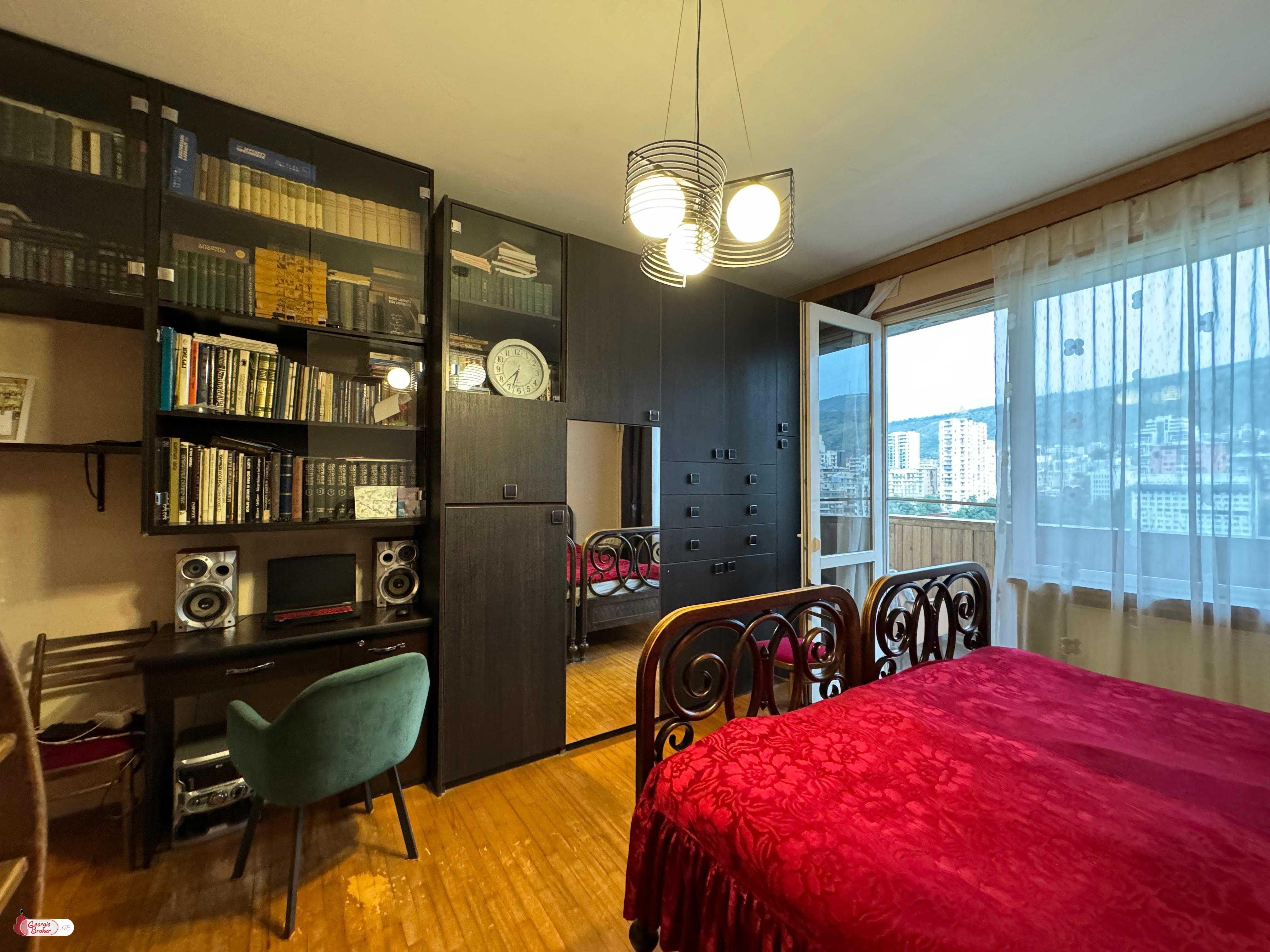 продается квартира с новым ремонтом 4-комнаты