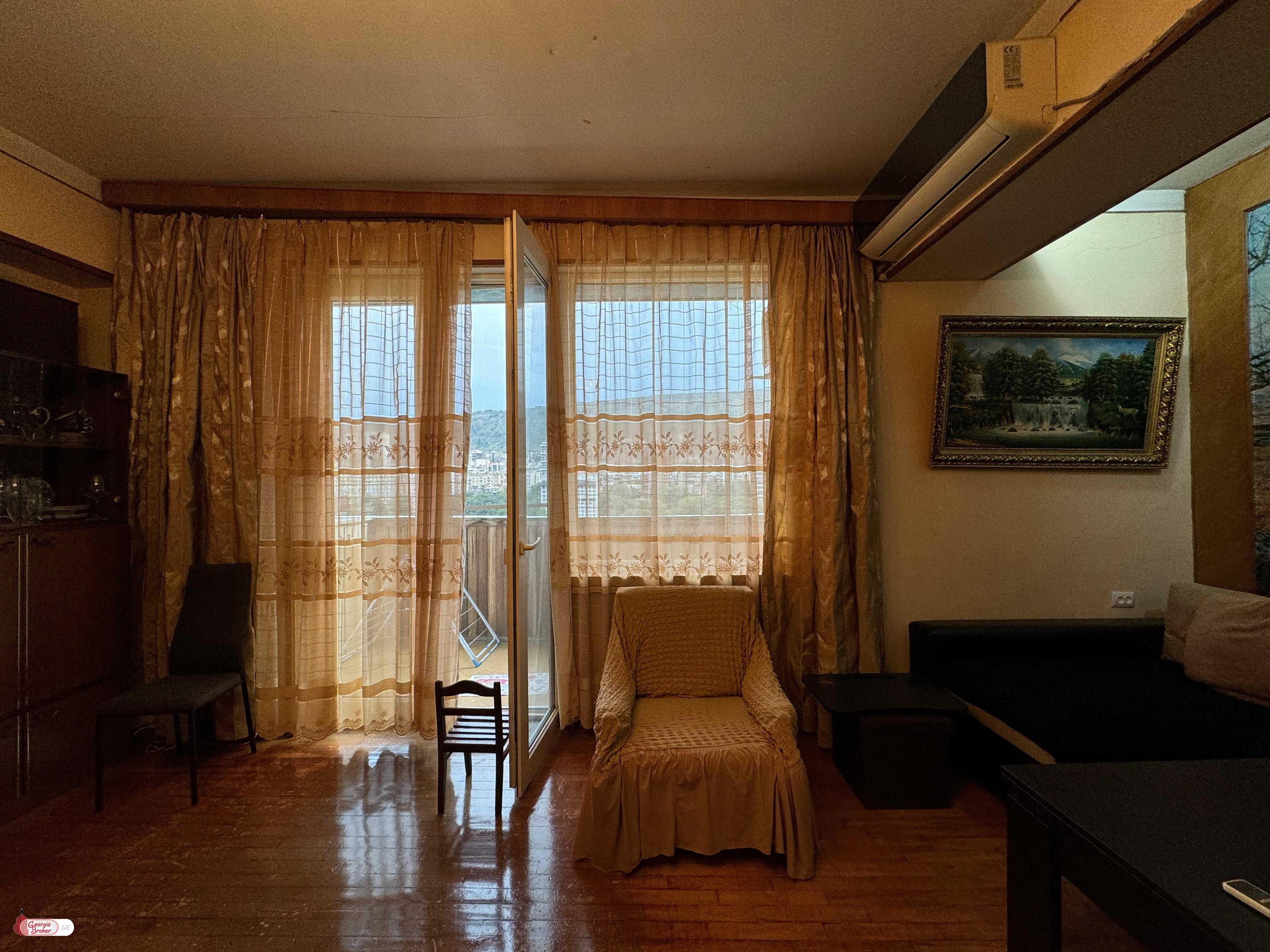 продается квартира с новым ремонтом 4-комнаты