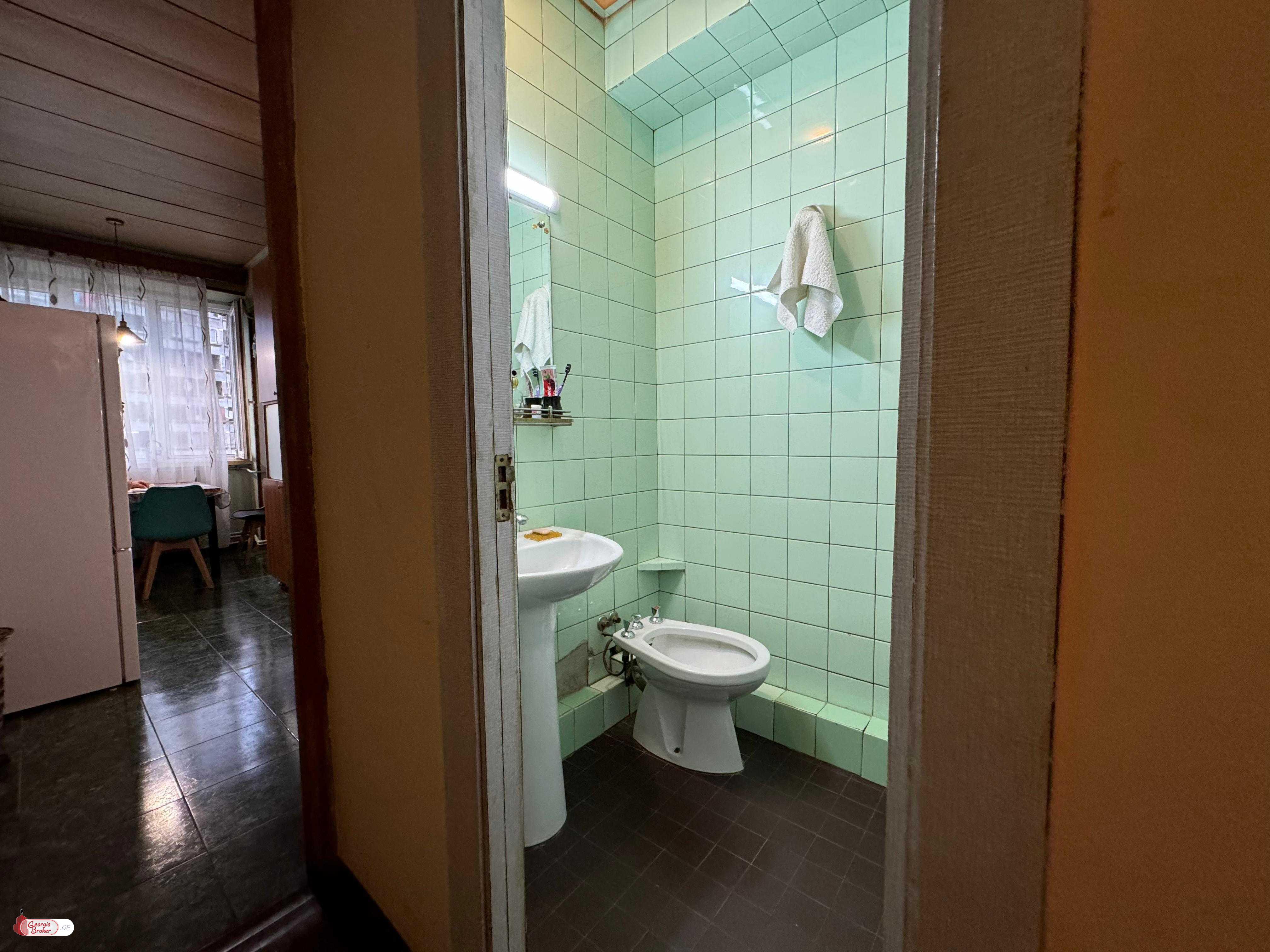 продается квартира с новым ремонтом 4-комнаты