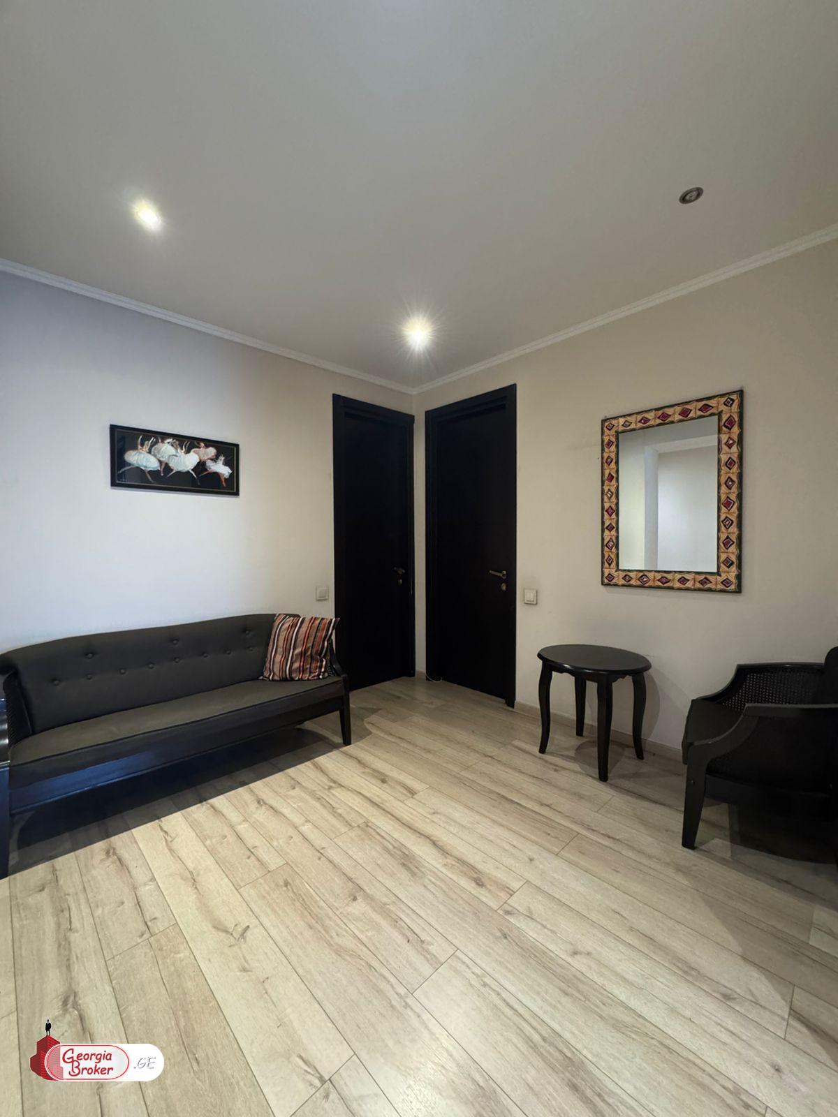 продается квартира с новым ремонтом 4-комнаты