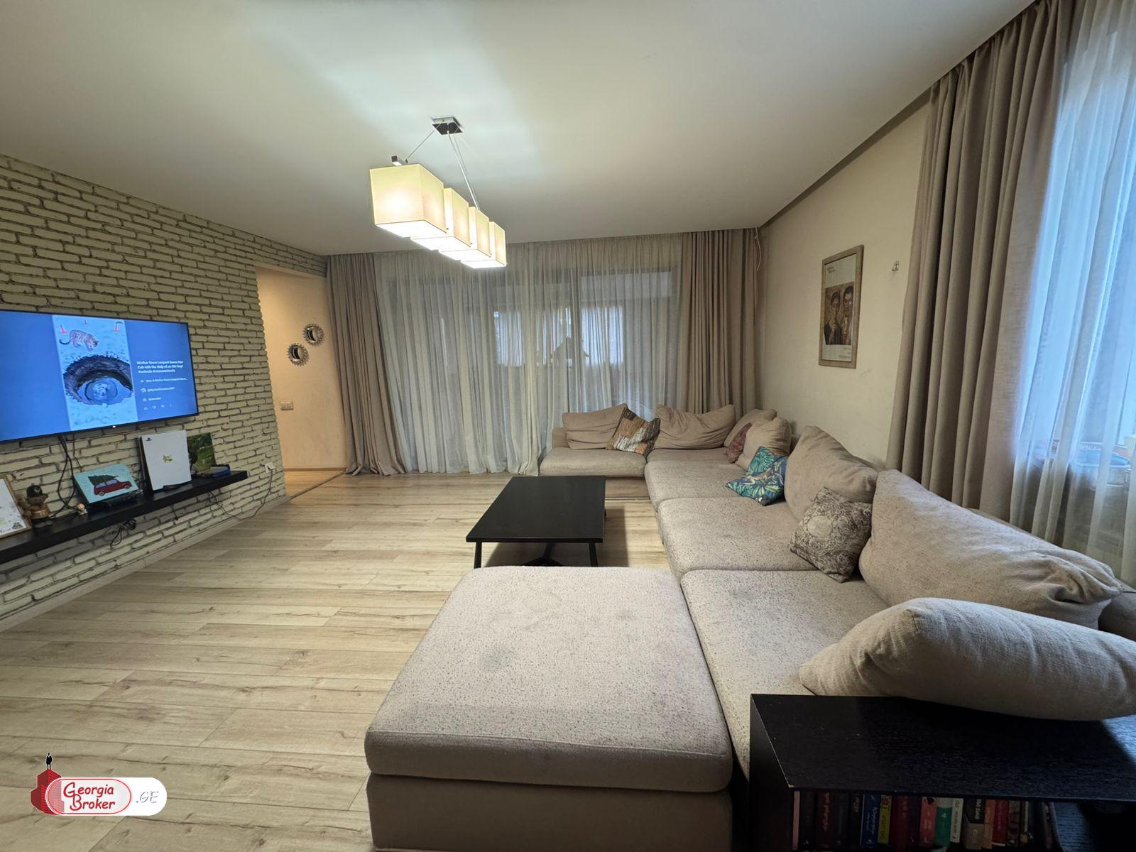 продается квартира с новым ремонтом 4-комнаты