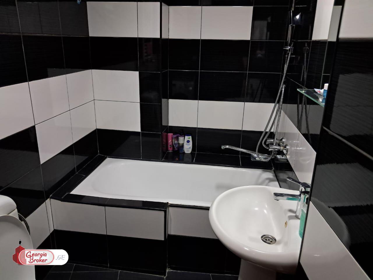 продается квартира с новым ремонтом 3-комнаты