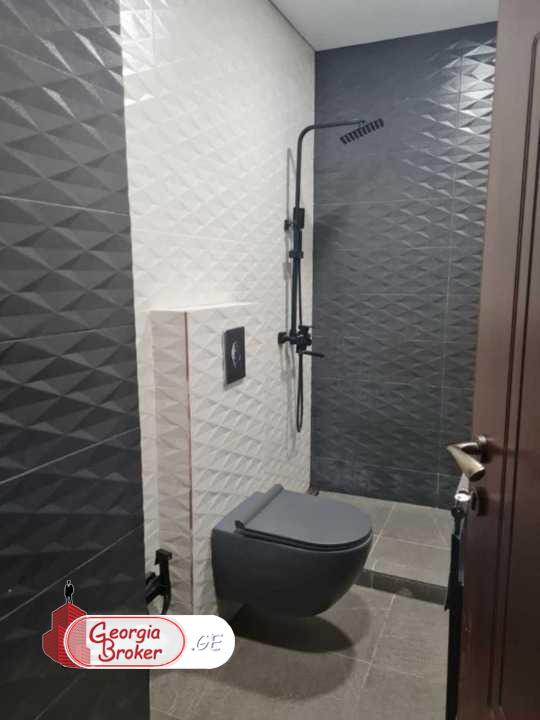 продается квартира с новым ремонтом 4-комнаты