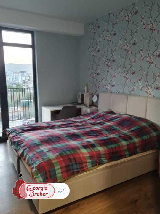 продается квартира с новым ремонтом 4-комнаты