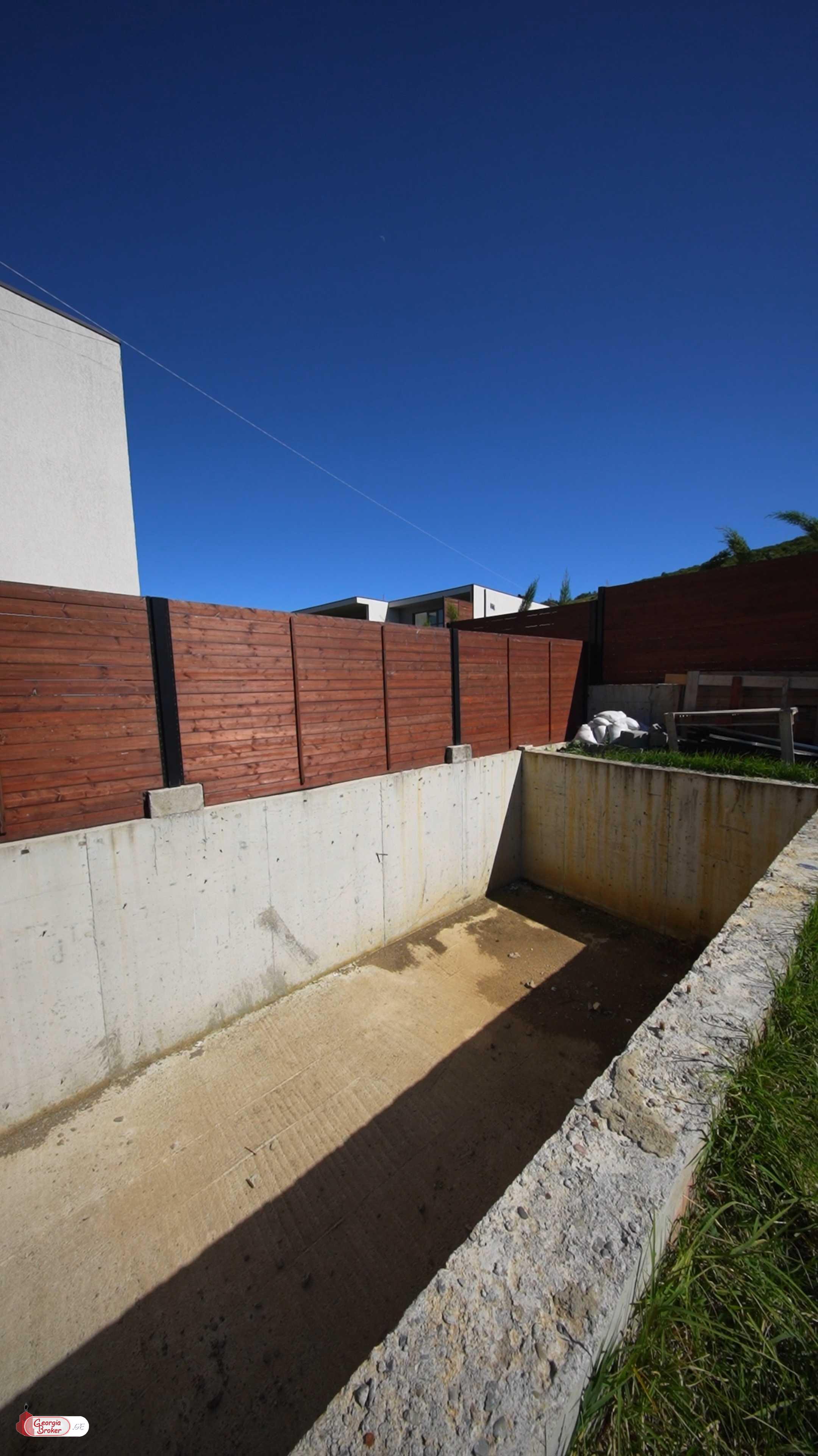 იყიდება ახალი გარემონტებული 5 ოთახიანი სახლი