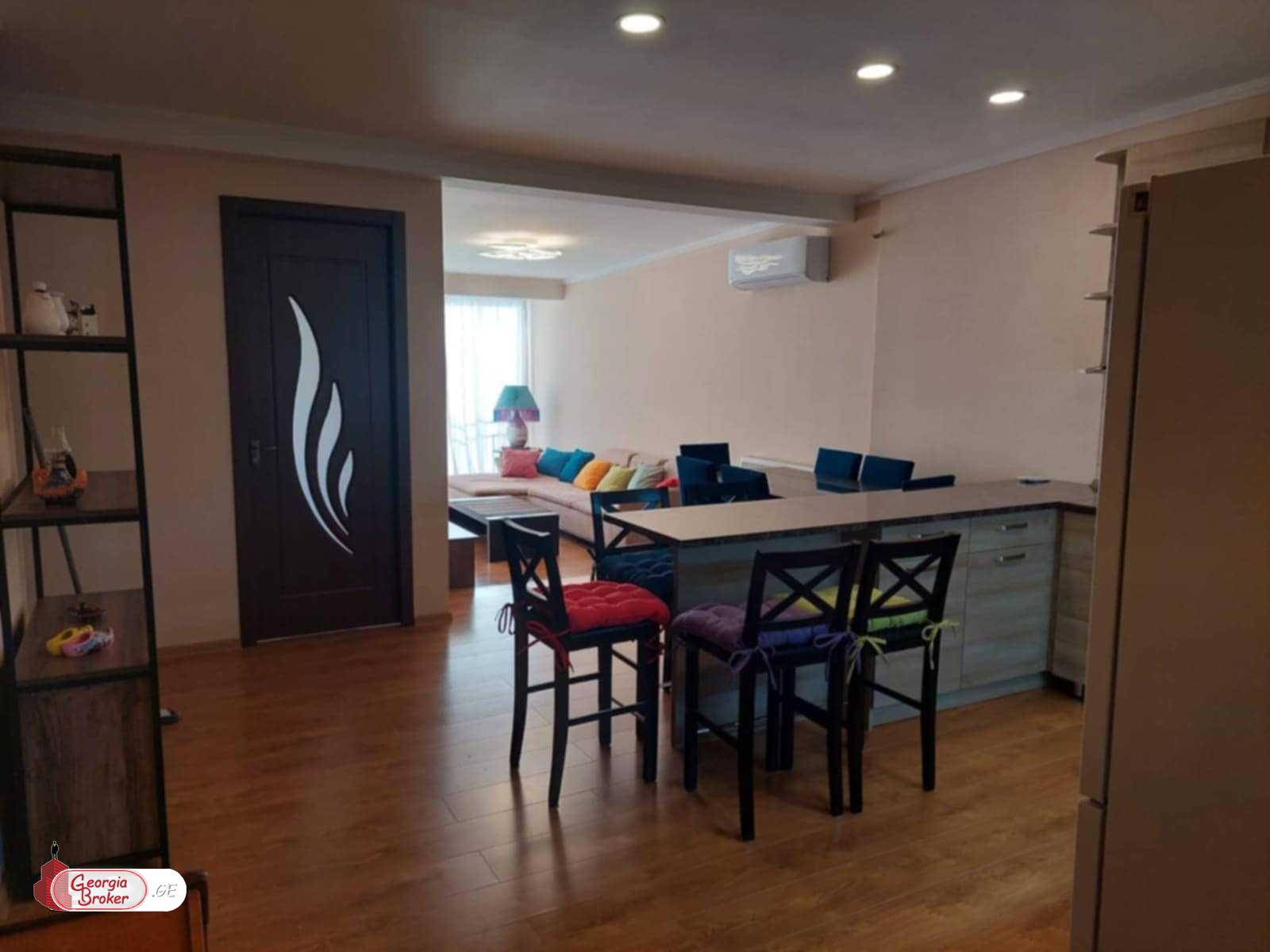 продается квартира с новым ремонтом 4-комнаты