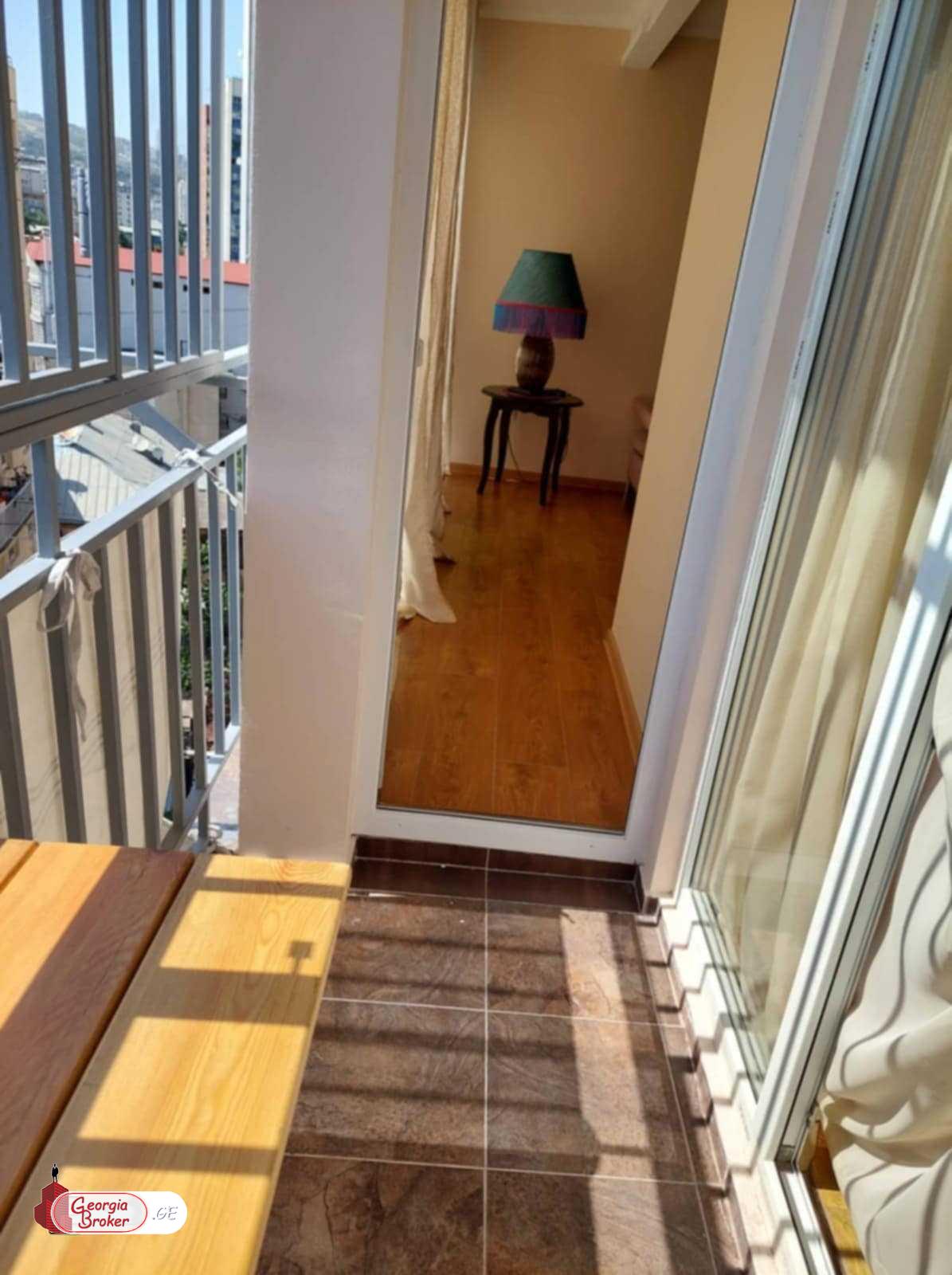 продается квартира с новым ремонтом 4-комнаты