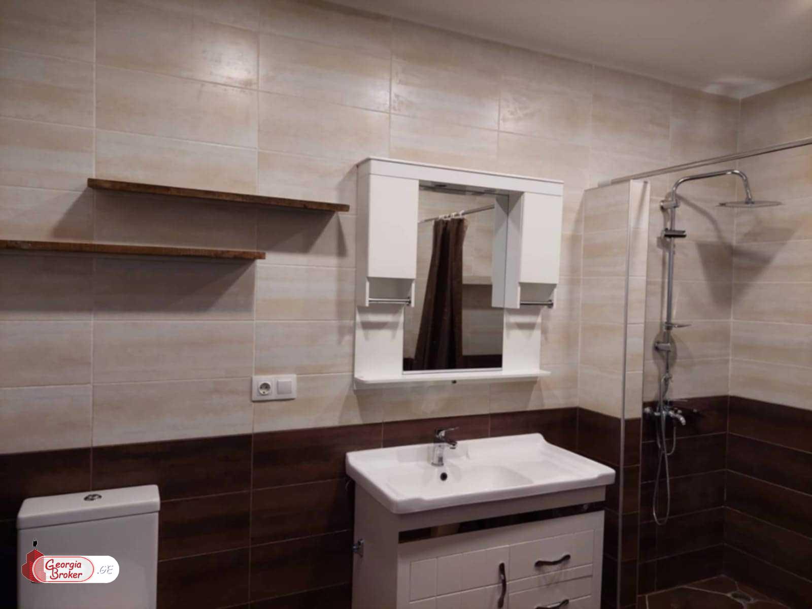 продается квартира с новым ремонтом 4-комнаты