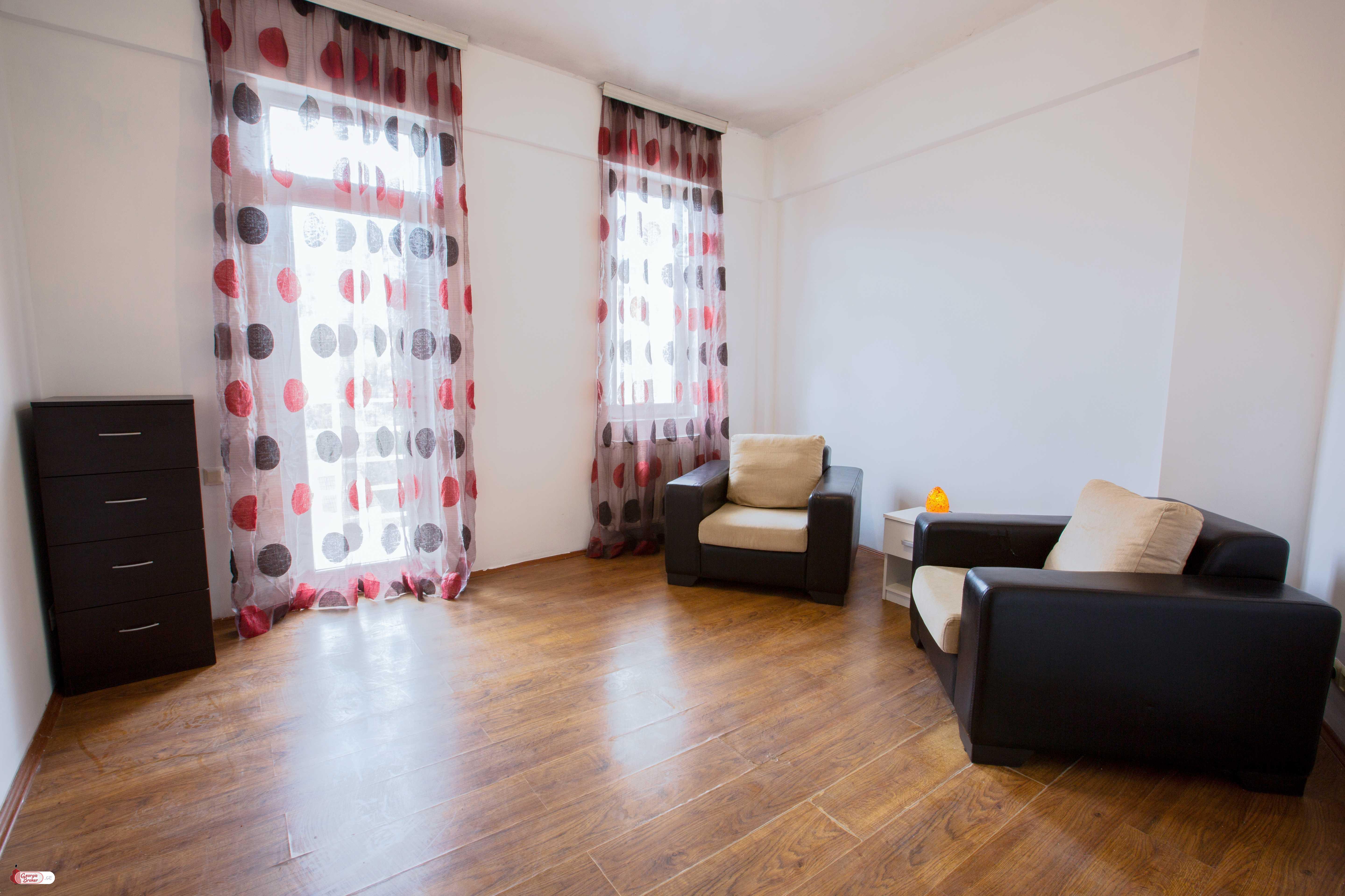 продается квартира с новым ремонтом 4-комнаты