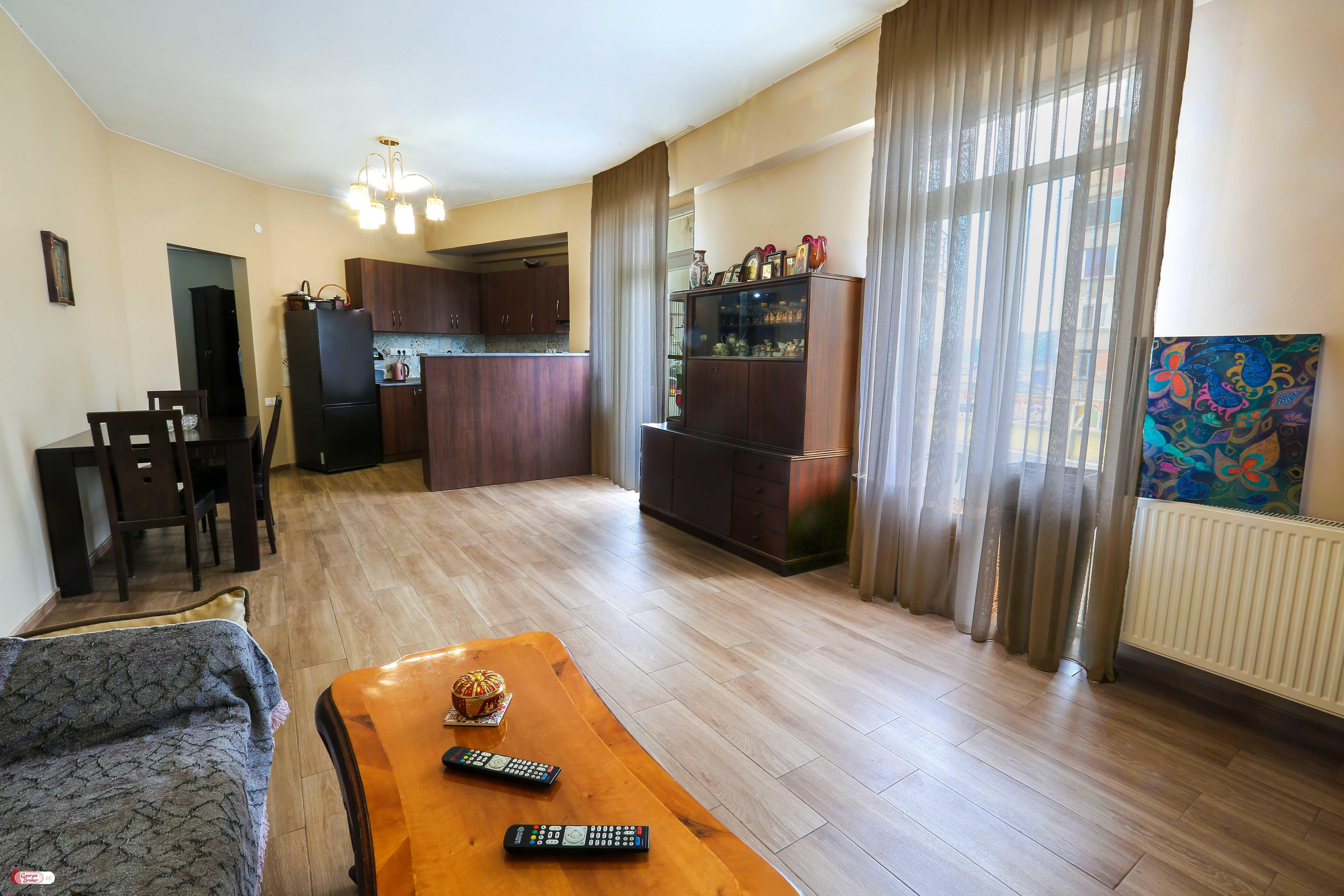 продается квартира с новым ремонтом 4-комнаты