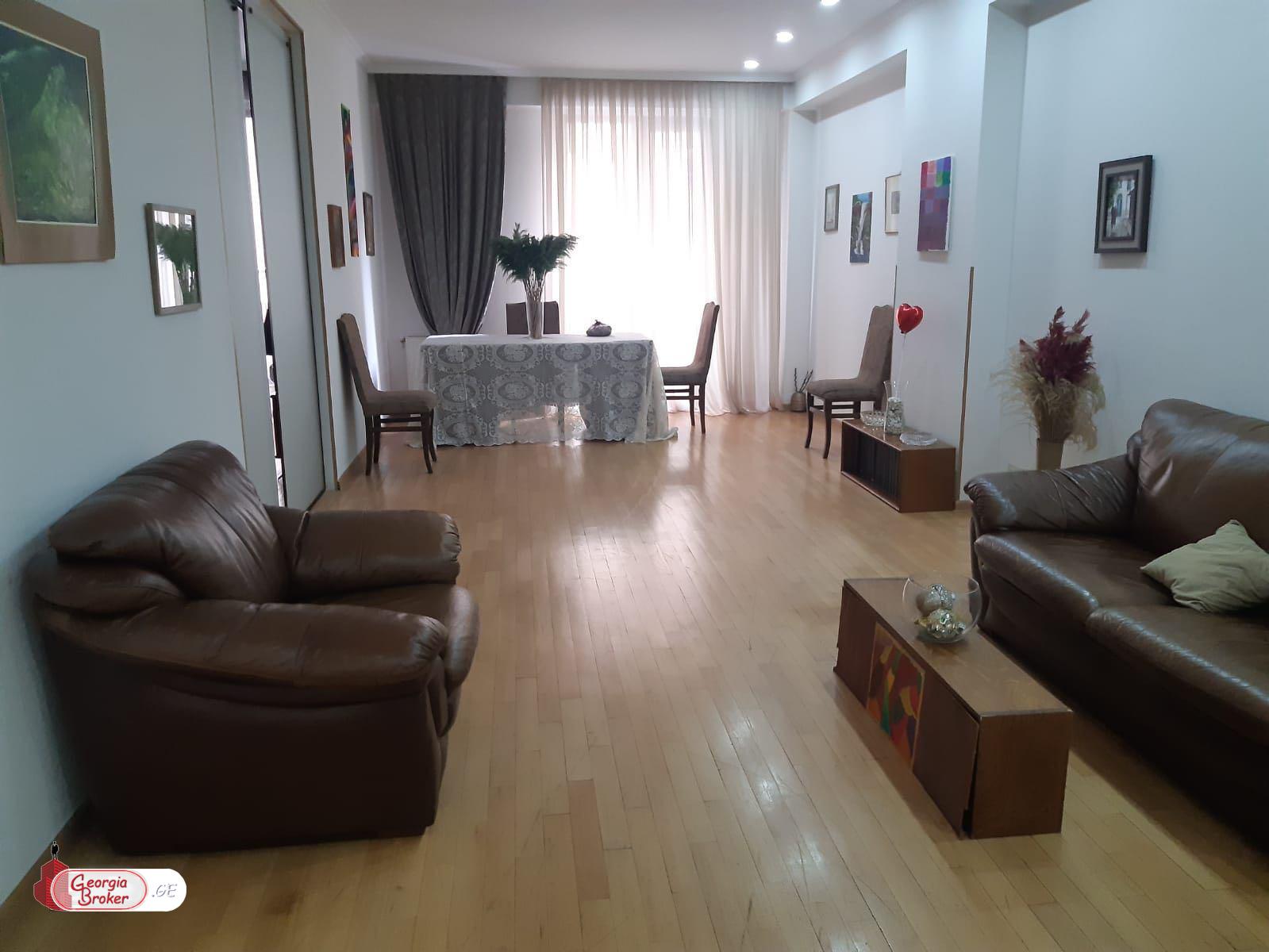 продается квартира с новым ремонтом 4-комнаты