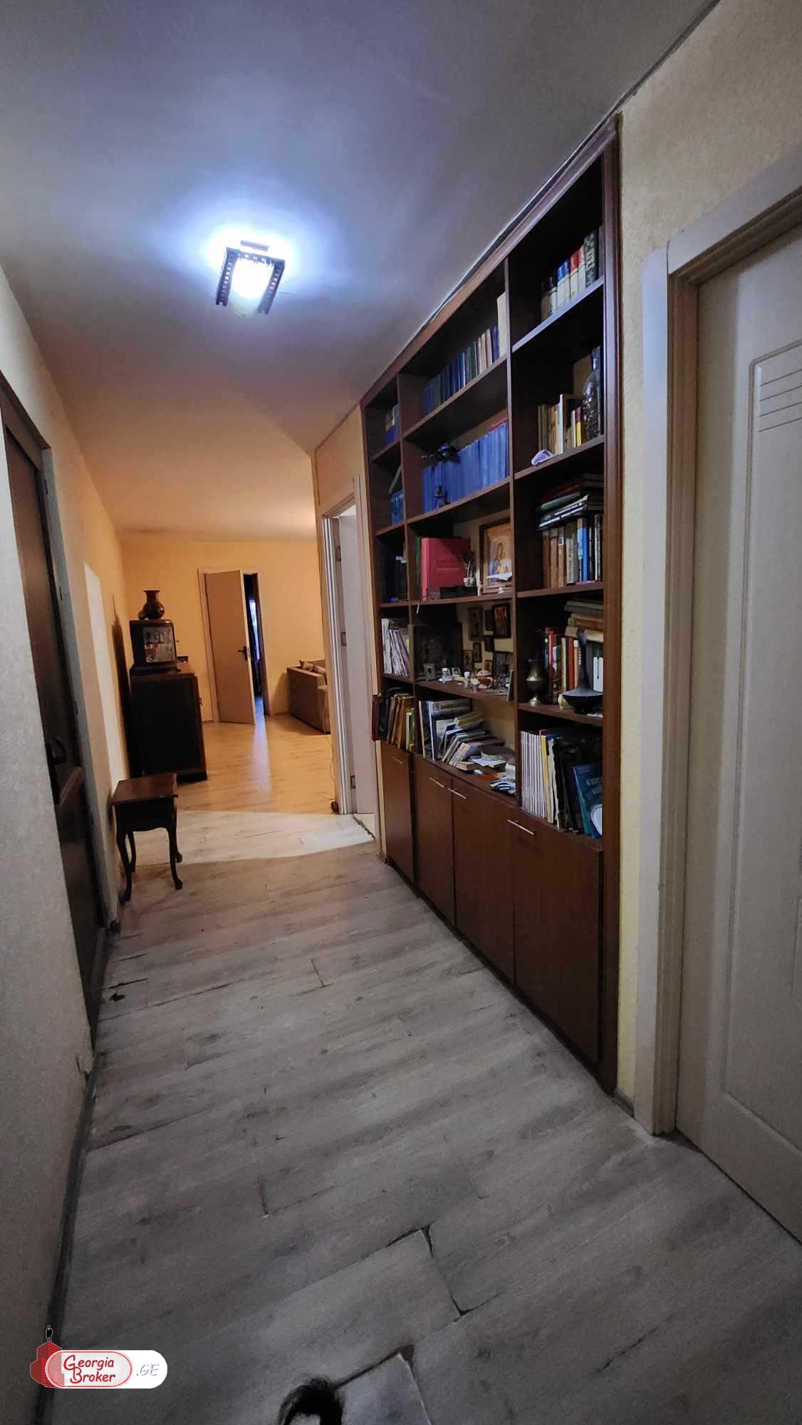 продается квартира с новым ремонтом 3-комнаты