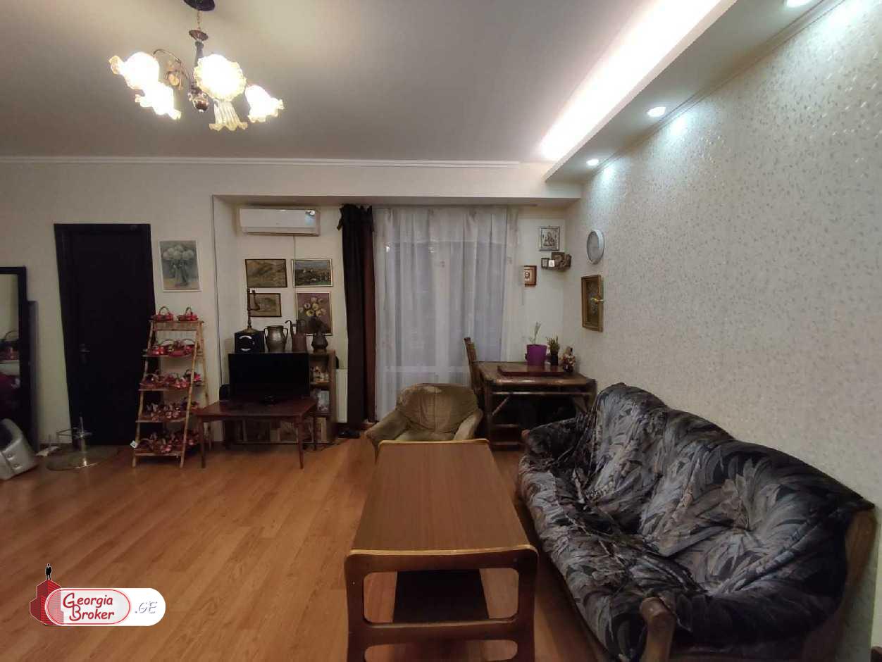 იყიდება ახალი გარემონტებული 5 ოთახიანი ბინა