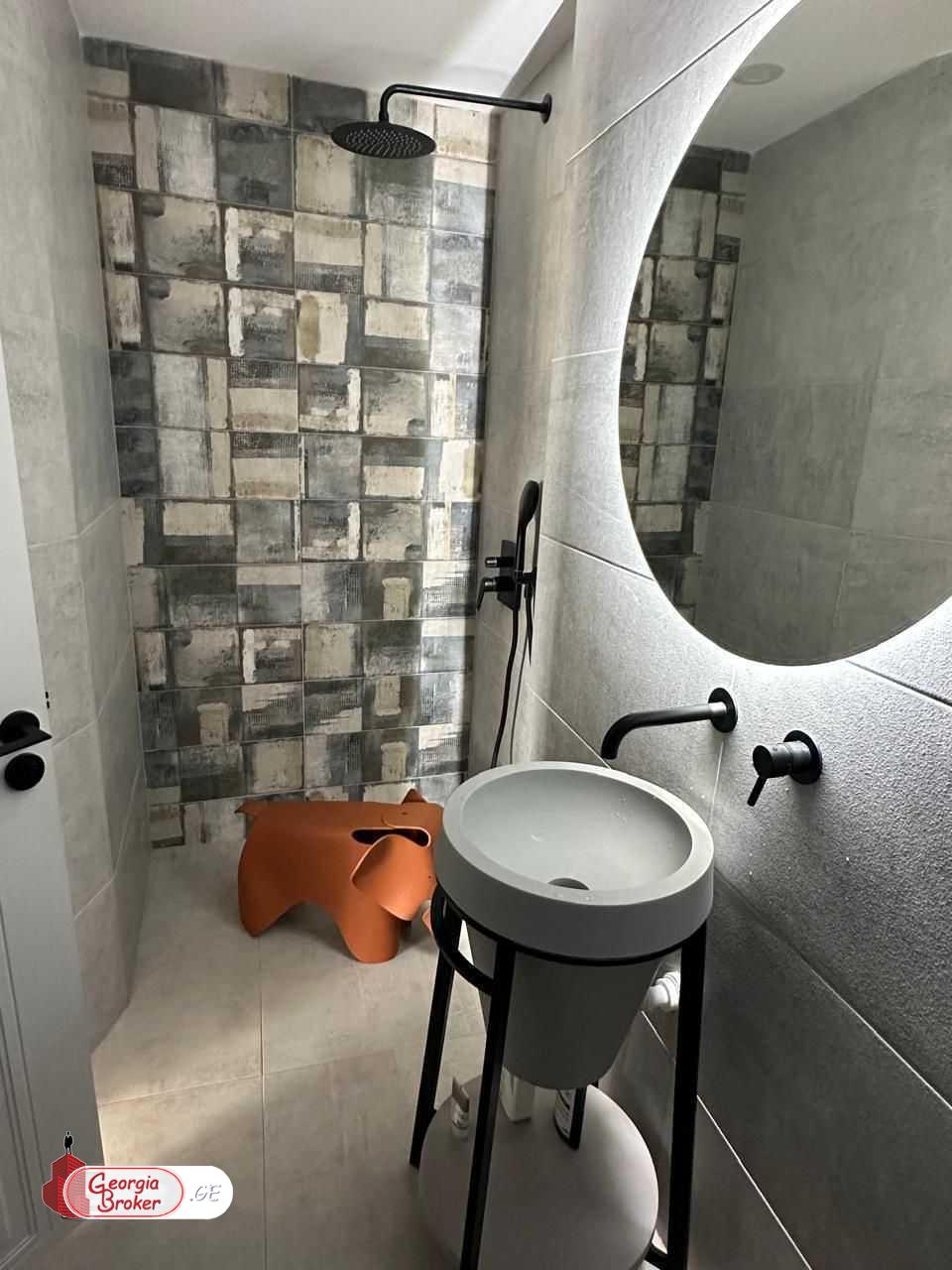 იყიდება ახალი გარემონტებული 4 ოთახიანი ბინა