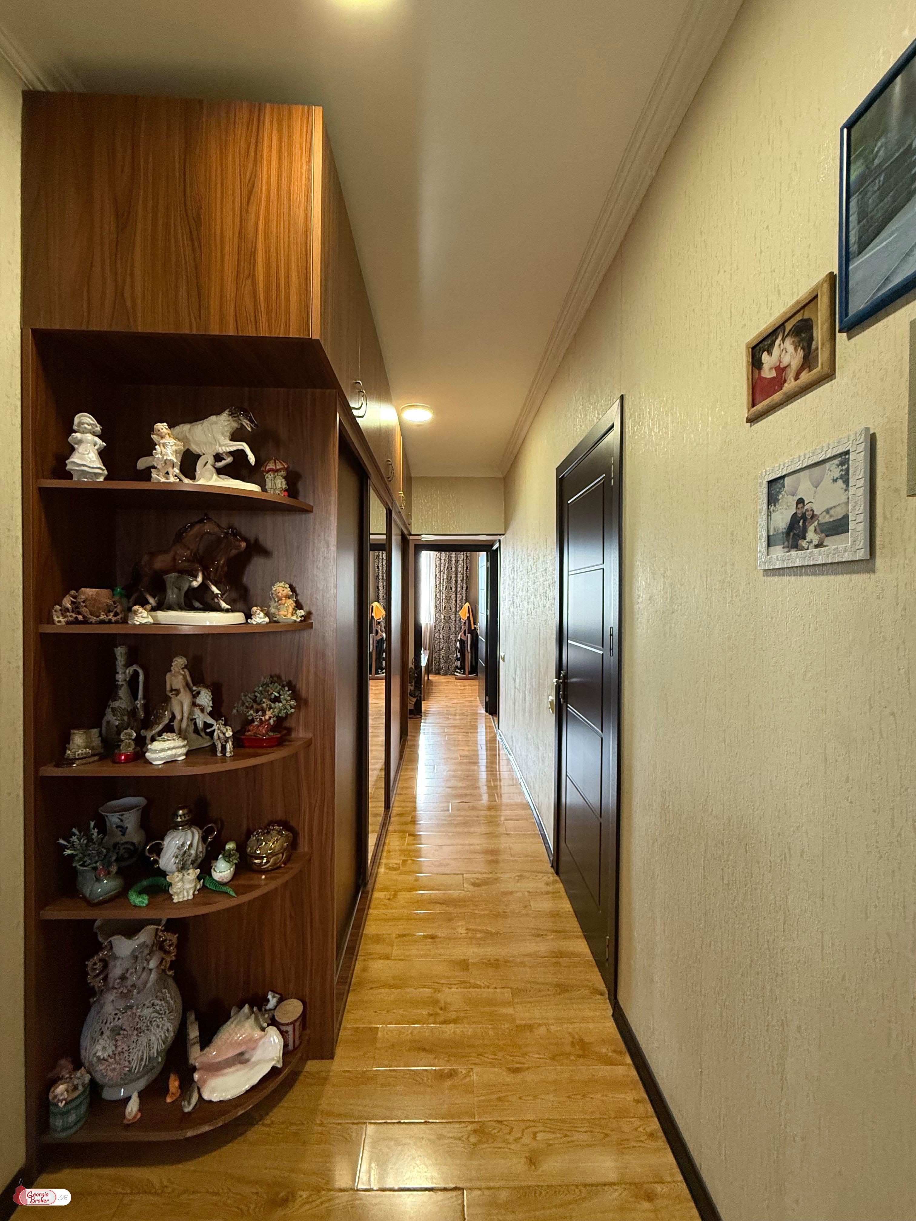 იყიდება ახალი გარემონტებული 4 ოთახიანი ბინა