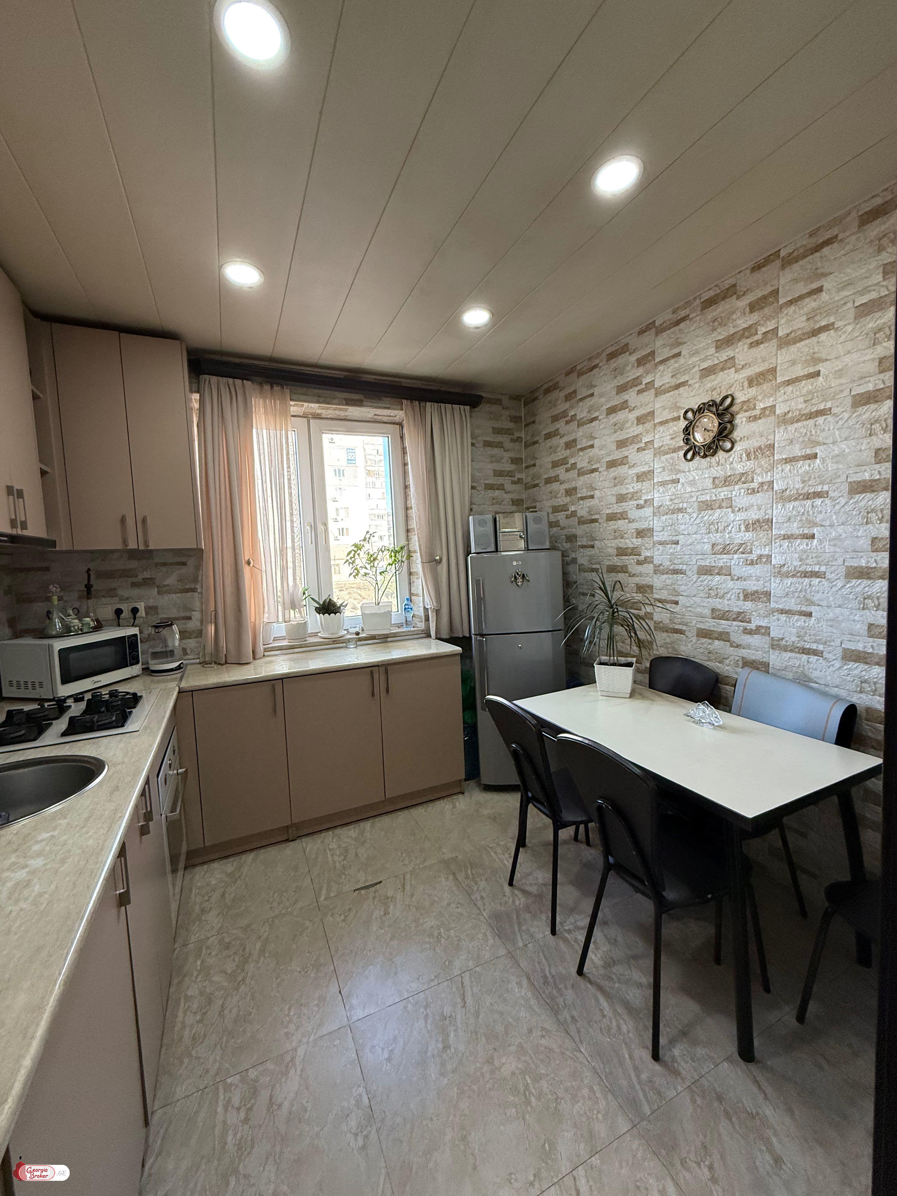 იყიდება ახალი გარემონტებული 4 ოთახიანი ბინა