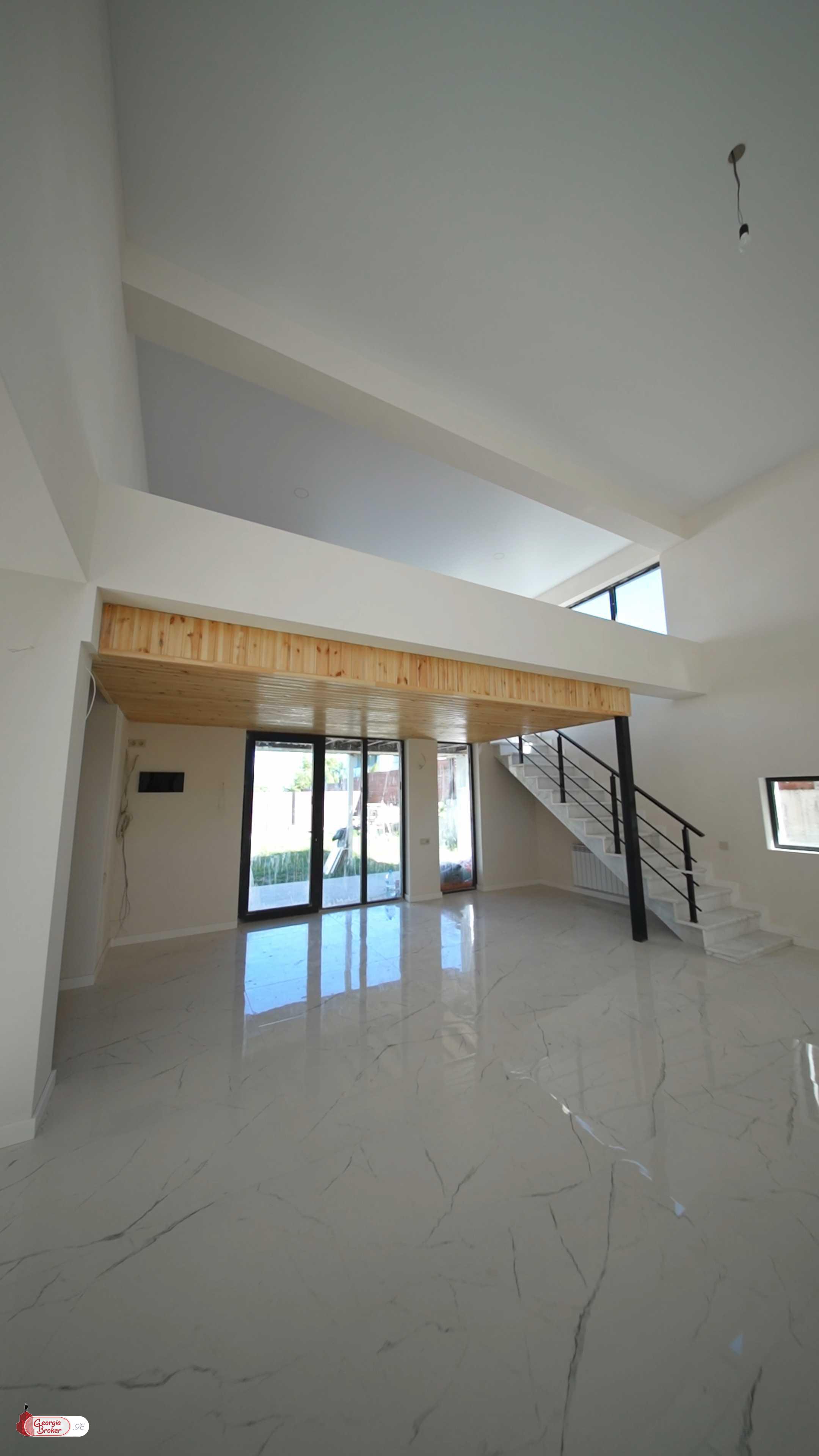 იყიდება ახალი გარემონტებული 5 ოთახიანი სახლი