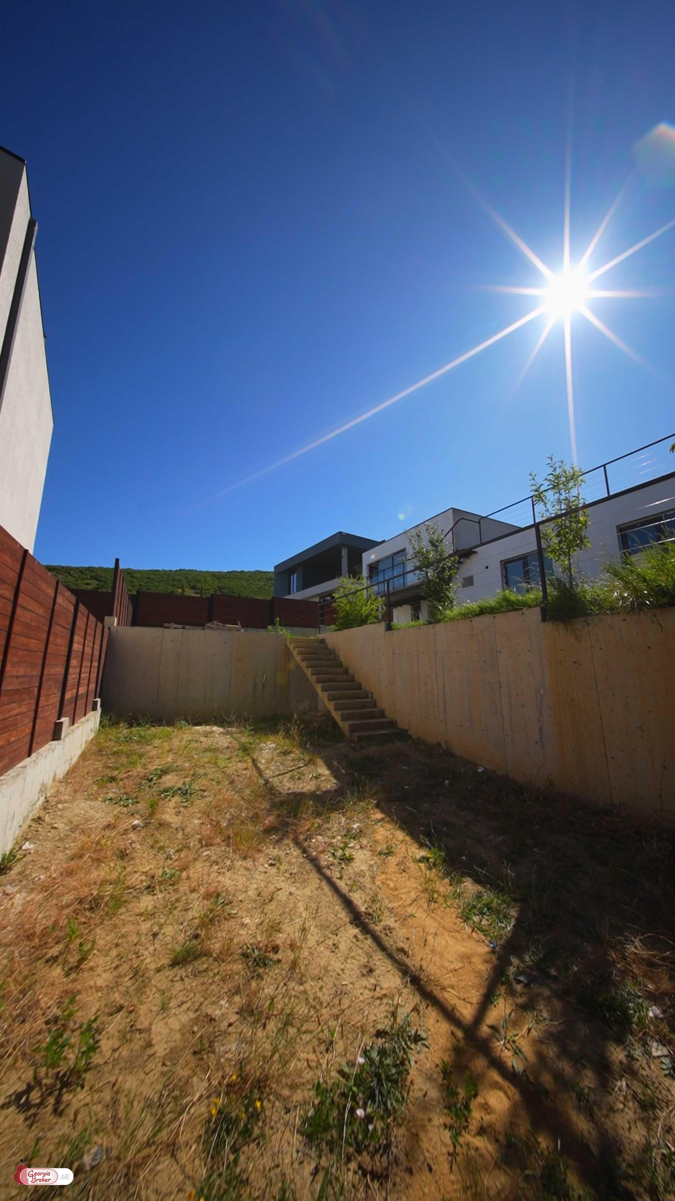 იყიდება ახალი გარემონტებული 5 ოთახიანი სახლი