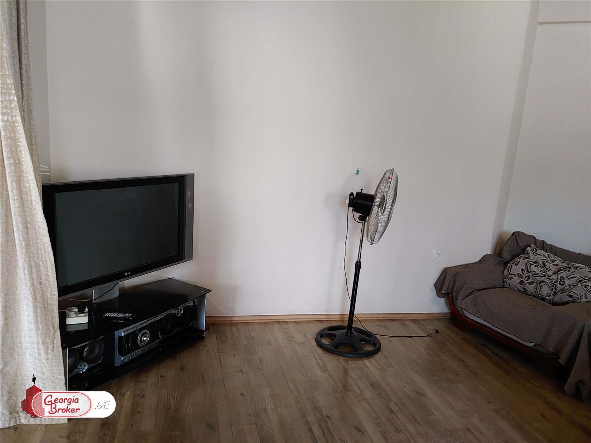 იყიდება ახალი გარემონტებული 5 ოთახიანი ბინა