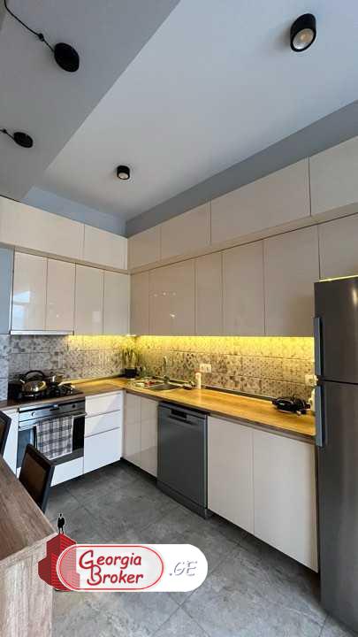 продается квартира с новым ремонтом 4-комнаты